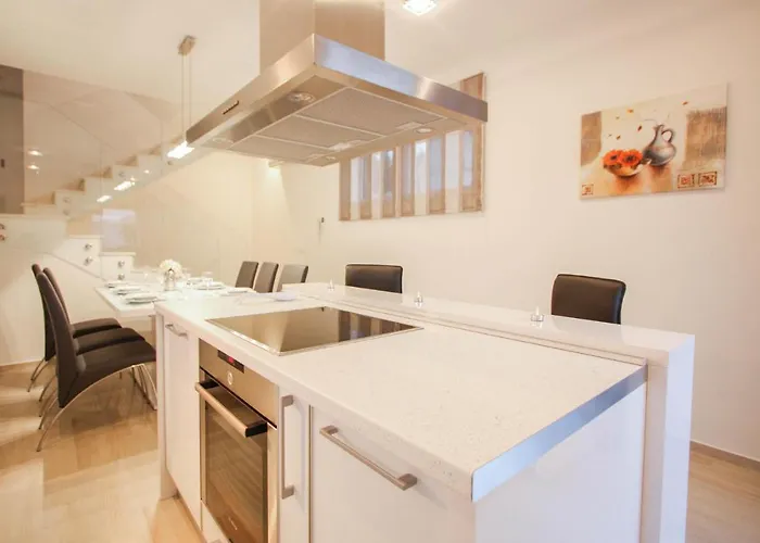 펜션 Amazing Home In Okrug Gornji